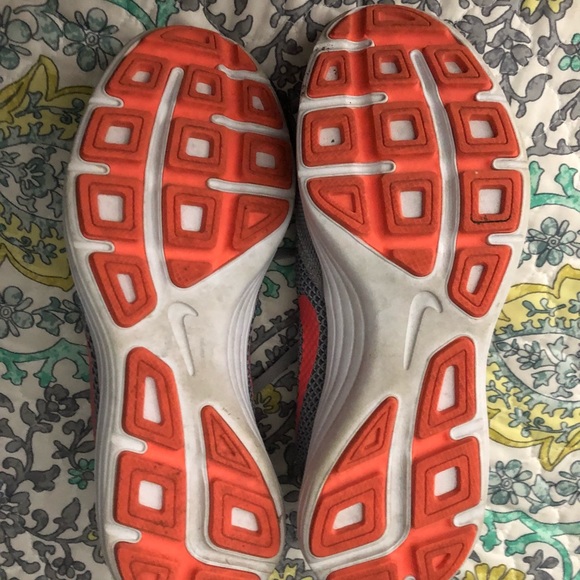 Nike shoes wore once - Picture 4 of 6